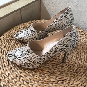 Tahari open toe zebra print heels, sz 8, like new!